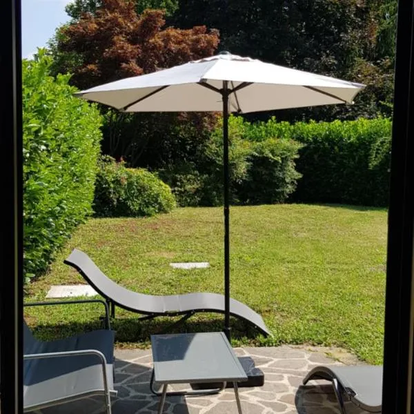 Appartamento con giardino vicino Como e Milano，位于Guanzate的酒店