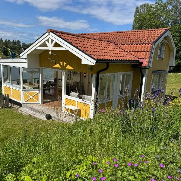 Solgården Fagerviken intill havet，位于Hållnäs的酒店