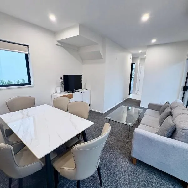 Modern 3BR Escape 3 Private Baths Rare Garage Perfect for Groups，位于基督城的酒店