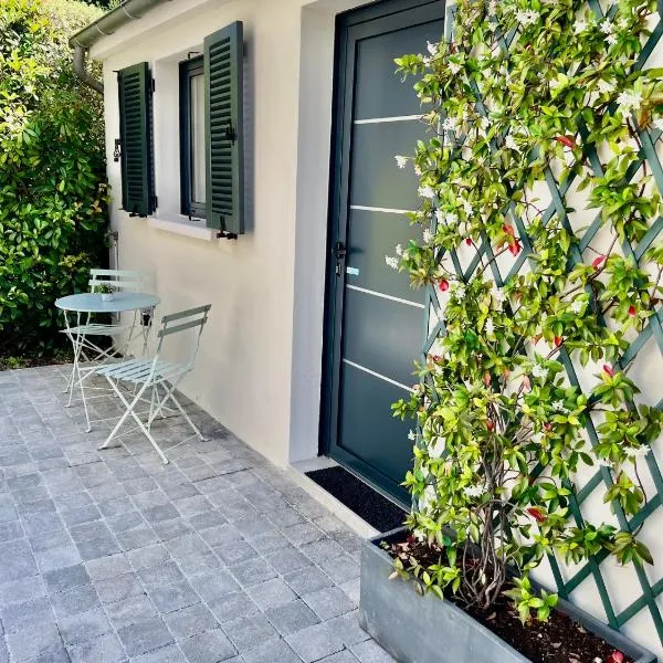 Joli studio récent sur jardin, très calme，位于科隆布的酒店