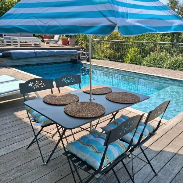 Rez de Jardin d'une Bastide VILLA LA GARDI avec Piscine privée，位于拉加尔代弗雷纳的酒店