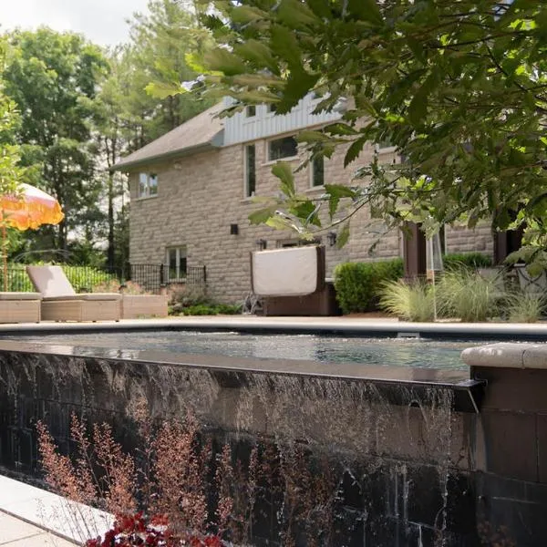 Cozy Private Suite with Year-Round Hot Tub，位于埃洛拉的酒店