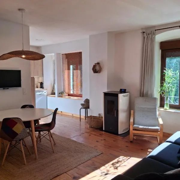 Apartamento REFORMADO -75m - VISTAS a la montaña y al rio - Wifi - TRASTERO en planta calle - Junto a Parking publico，位于坎弗兰克埃斯塔西翁的酒店