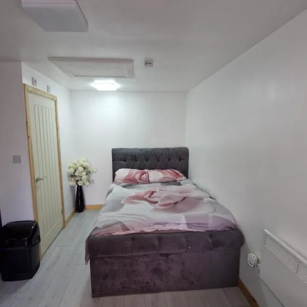 Guest house in Rochdale Manchester，位于海伍德的酒店