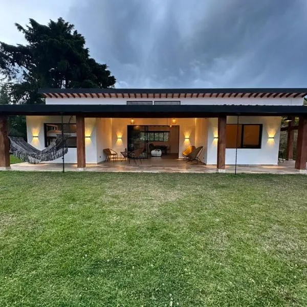 Casa moderna san Felix cerca a parapentes y miradores con vista a Medellín，位于贝约的酒店