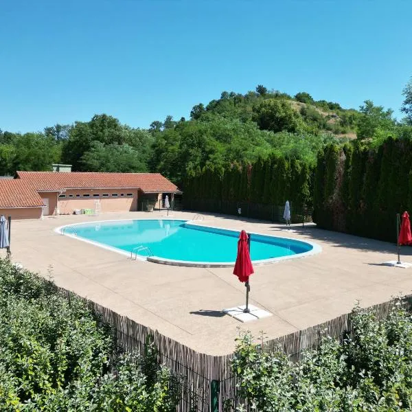 Camping Onlycamp Le Pré，位于Montaigut-le-Blanc的酒店
