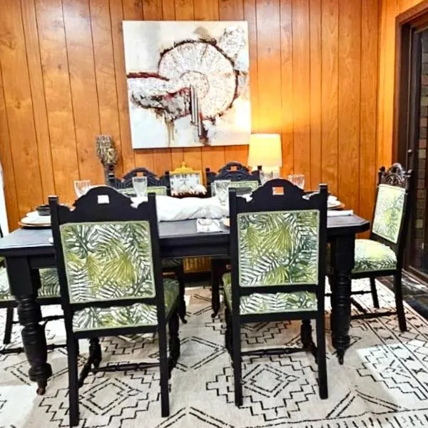 3 Bdrm home,pool, BBQ , fireplace Great for a weekend of fun or family retreat，位于克罗伊登的酒店