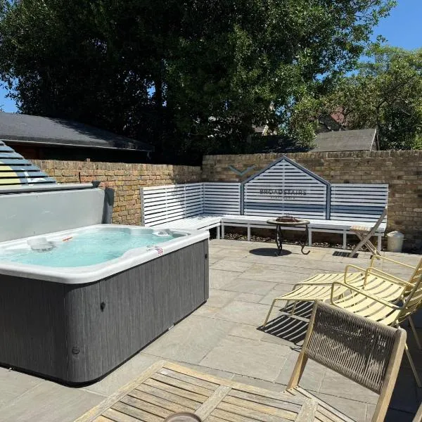 Broadstairs Apartments with luxurious 4-person communal hot tub - sleeps up to 20 people，位于布罗德斯泰的酒店
