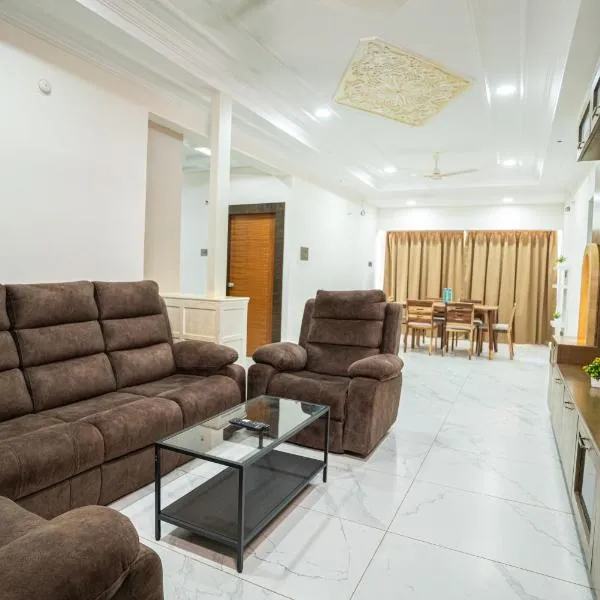3 Bee's Service Apartments, Gachibowli，位于Madhapur的酒店