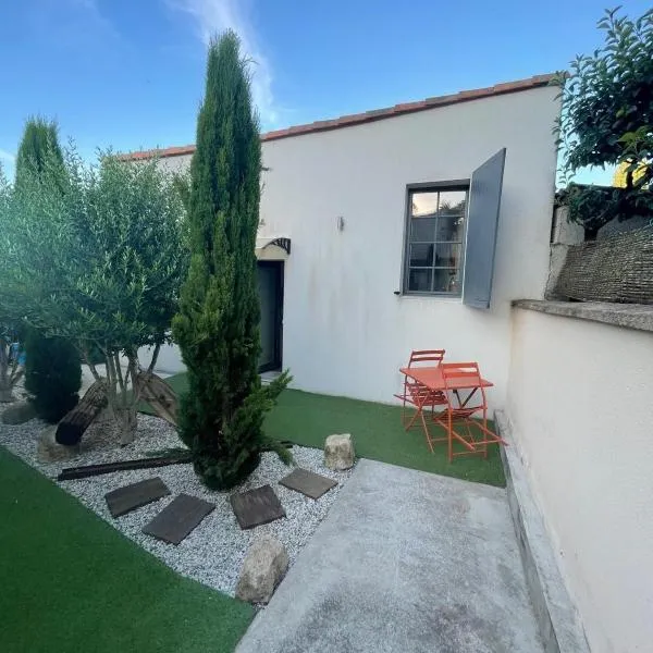 Charmant logement indépendant avec patio，位于尼奥尔的酒店