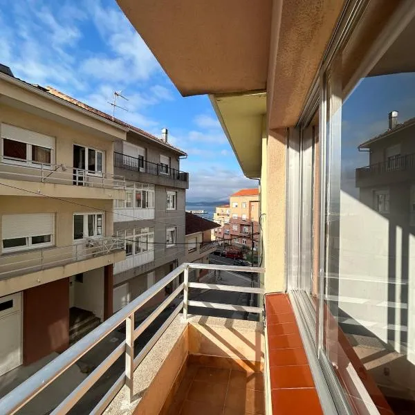 House in Laxe terrace and garage，位于拉赫的酒店