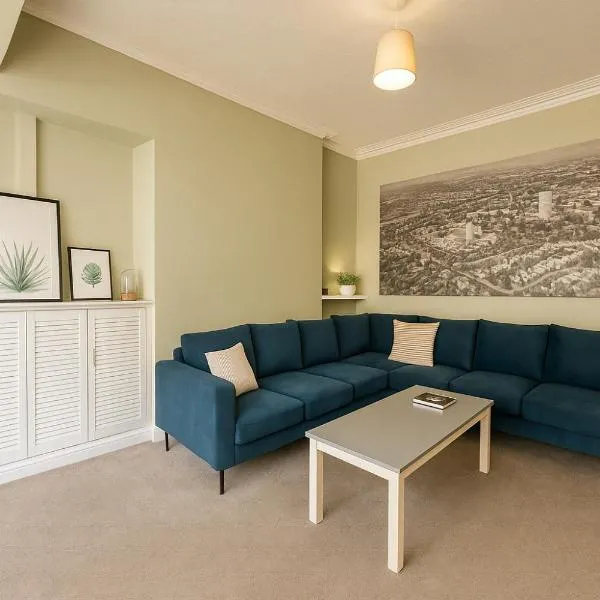 Edwardian City Centre House For Big Groups, Offroad Parking & Hot Tub!，位于卡迪夫的酒店