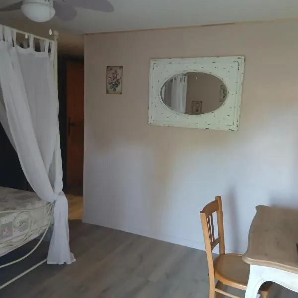 La cabane de Lancelot Chambre Romance，位于Laperrière-sur-Saône的酒店