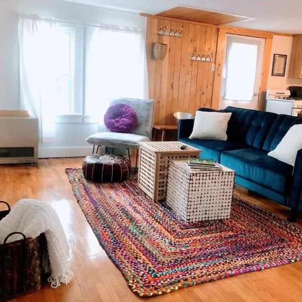 Sunny & Open 2 Bdrm - Close to Stowe Village, Shopping, Mtn Views!，位于斯托的酒店