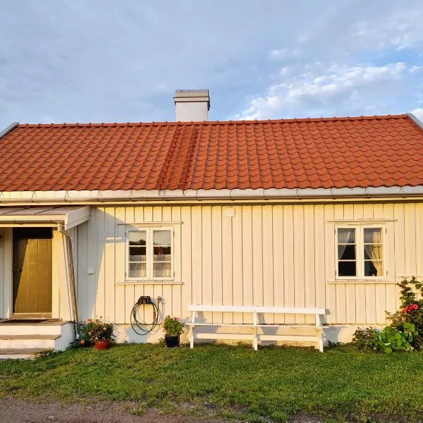 Beautiful log house at The World's End, Tjøme，位于Helgerød的酒店