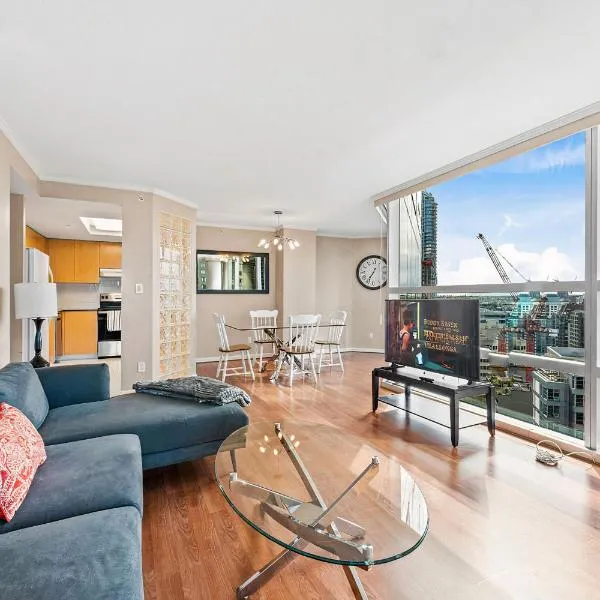 Fantastic Two Bedroom Condo with Panoramic City Views，位于温哥华的酒店