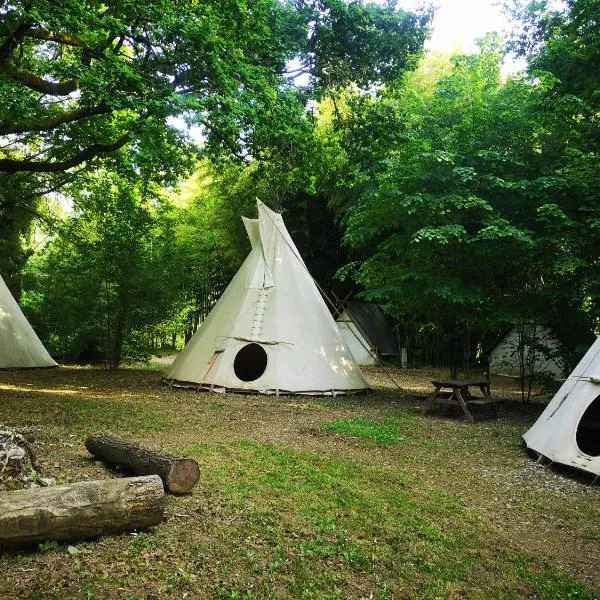 grand tipi traditionnel pour 2 à 5 personnes，位于Montbrun的酒店