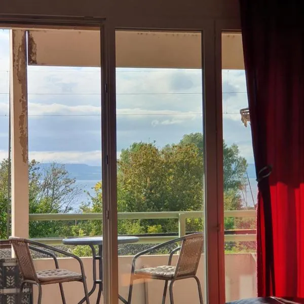 Lake view apartment，位于Hauterive的酒店