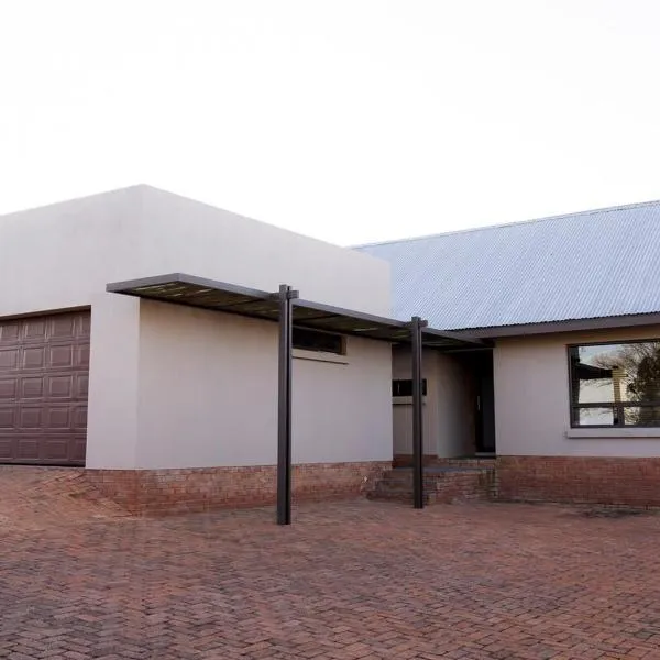 Complete Modern 3-Bedroom Home，位于布隆方丹的酒店