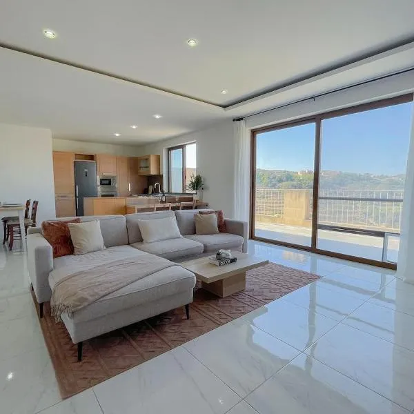Penthouse with Xlendi Views & Two large Terraces，位于Munxar的酒店