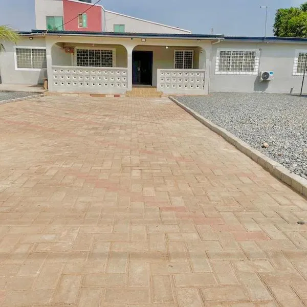 Accra, Ghana - Home Away from Home in Teshie-Nungua，位于阿克拉的酒店