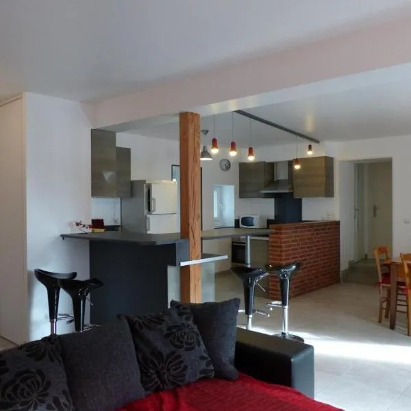 Maison rénovée avec cour privée, proche de Gannat, 3 chambres, animaux acceptés, équipements modernes. - FR-1-489-37，位于Poëzat的酒店