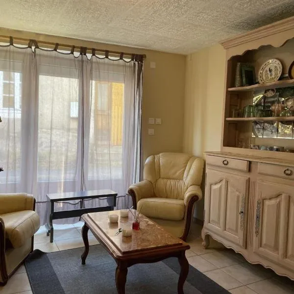 Maison rustique avec poêle à bois, proche montagnes & activités de plein air, animaux acceptés - FR-1-489-52，位于Arfeuilles的酒店