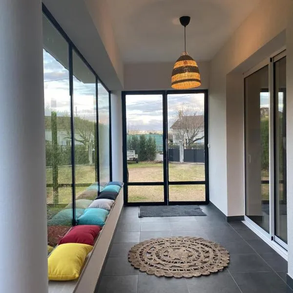 Pavillon rénové avec jardin arboré, proche centre-ville, véranda, parking, wifi, idéal familles - FR-1-489-417，位于Broût-Vernet的酒店