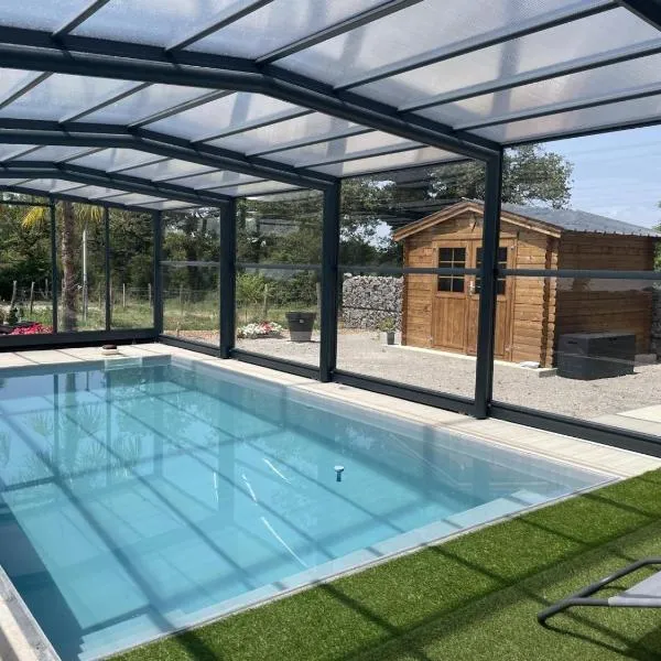 Gîte rénové avec piscine chauffée couverte, climatisation, proche randonnées et attractions locales - FR-1-489-471，位于Couzon的酒店