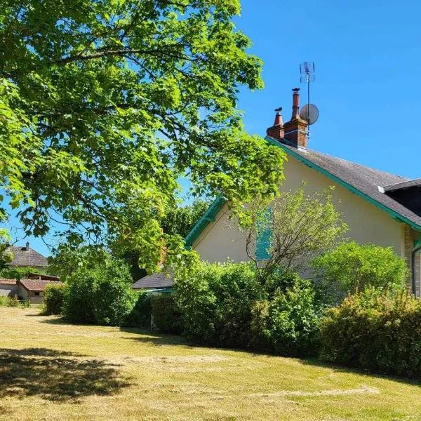 Maison de charme avec grand jardin, au cœur d'un village proche de Nevers - FR-1-489-556，位于Lurcy-Lévis的酒店