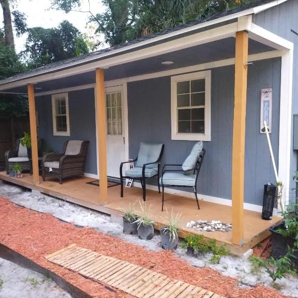 Tiny home barn style in backyard with Animals，位于奥兰多的酒店