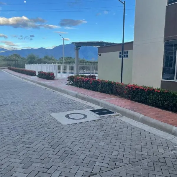 Apartamento Amoblado primer piso, 2 habitaciones, aire acondicionado, conjunto residencial GOYA，位于内瓦的酒店