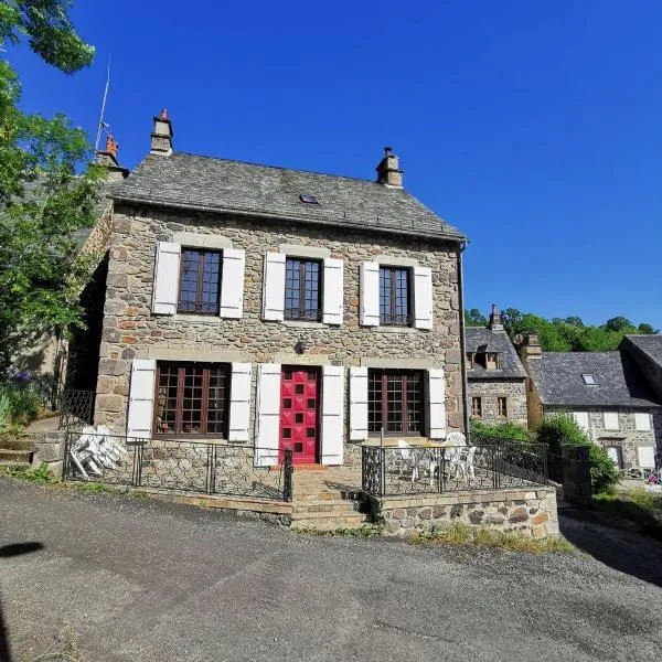 Familial House Dellac-Mathieu in mountain village Cantal，位于Saint-Saturnin的酒店
