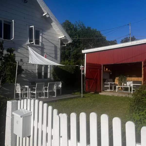 Sjarmerende og solrikt hus nær strender på Fevik，位于弗维克的酒店