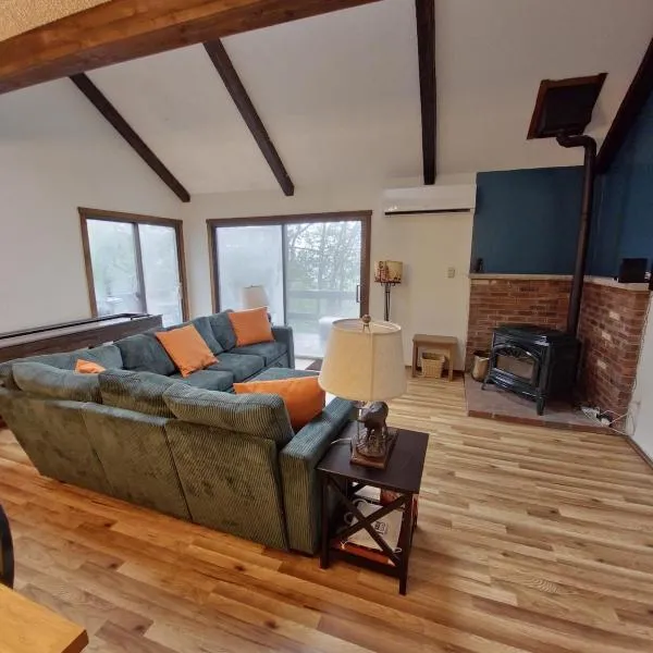 Rustic Mountain Escape Waterpark, Ski & Views!，位于坦纳斯维尔的酒店