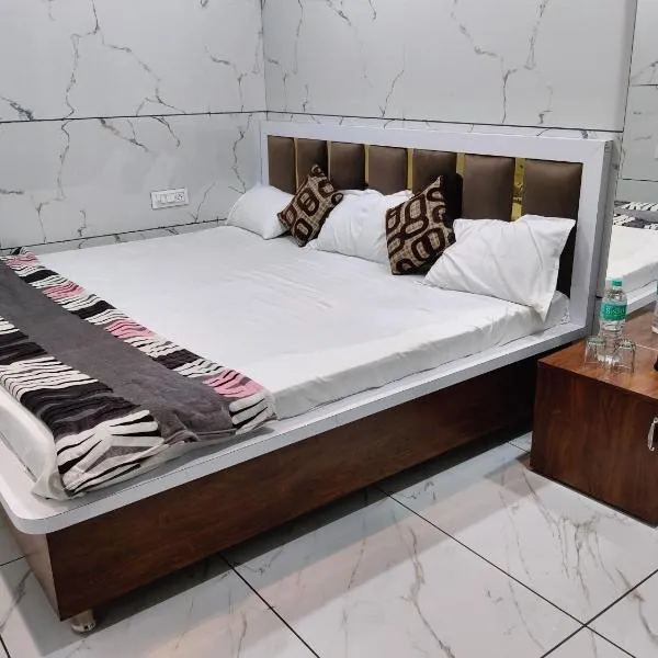 Hotel DIVYA DARSHAN，位于乌贾因的酒店