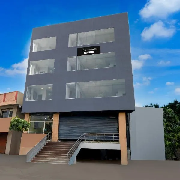 Super Townhouse Cherlapally Bus Terminal Formerly Hotel Chakripuram，位于Maula Ali的酒店