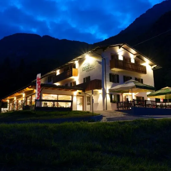 Albergo ariaPura Ristorante，位于Clendis的酒店