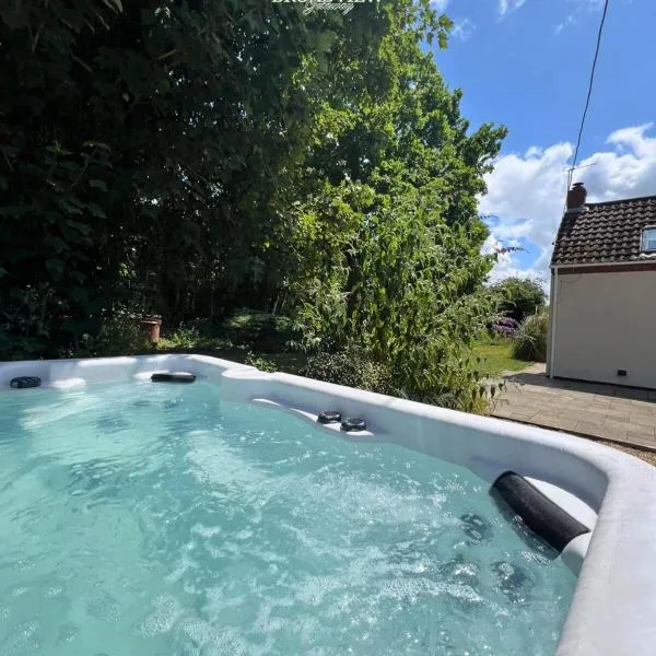 Country Getaway on the Broads with Hot Tub and Fire Pit，位于Burgh Saint Margaret的酒店