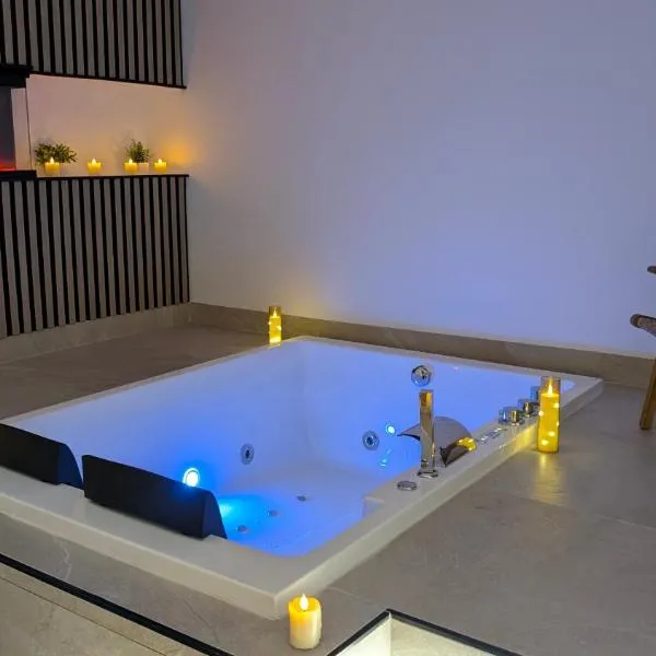 Suite con jacuzzi y chimenea en Torredonjimeno - La suite de Don Ximeno，位于Torredonjimeno的酒店