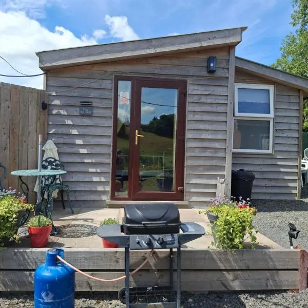 The Hut B & B，位于Mochdre的酒店