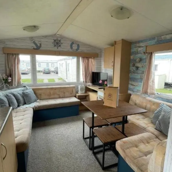Adventure Van 6 berth St Osyth Beach Park，位于Saint Osyth的酒店