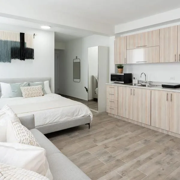 AQUA Terrazas Studio 1 - ADA Accessible - Beach, Pool & Dining，位于多拉多的酒店