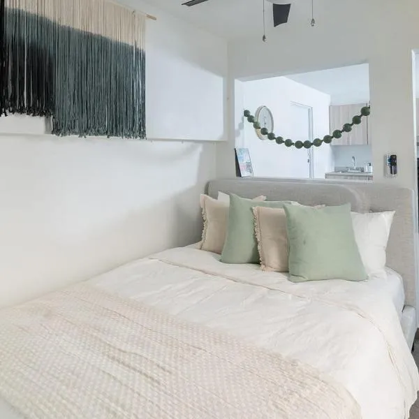 AQUA Terrazas Studio 3 - Beachfront, Pool, Local Fun & Dining，位于多拉多的酒店