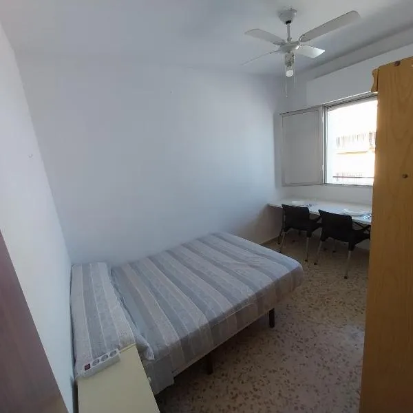 Habitación G mercadona con vistas a la calle，位于Cantillana的酒店