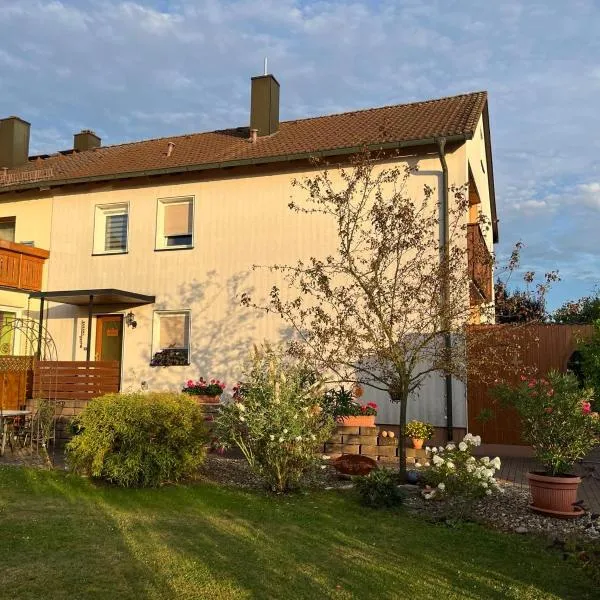 Ferienwohnung Am Blauen Hügel in Eckersdorf，位于Eckersdorf的酒店