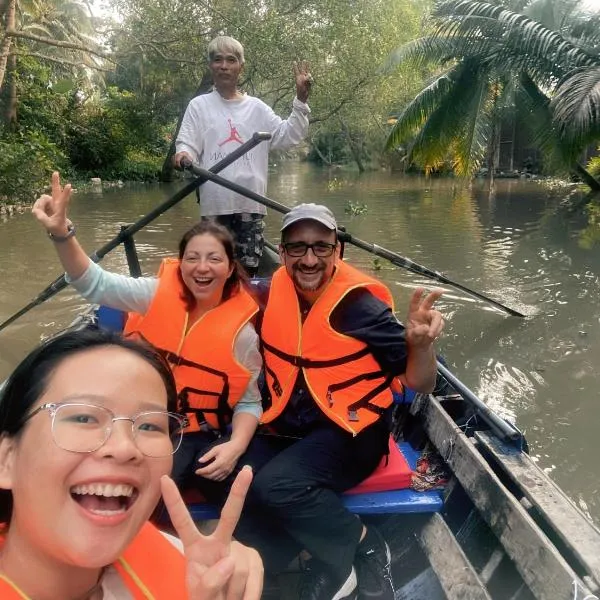 Dorm bed in center with balcony, rooftop and floating market tour by ADORA，位于芹苴的酒店