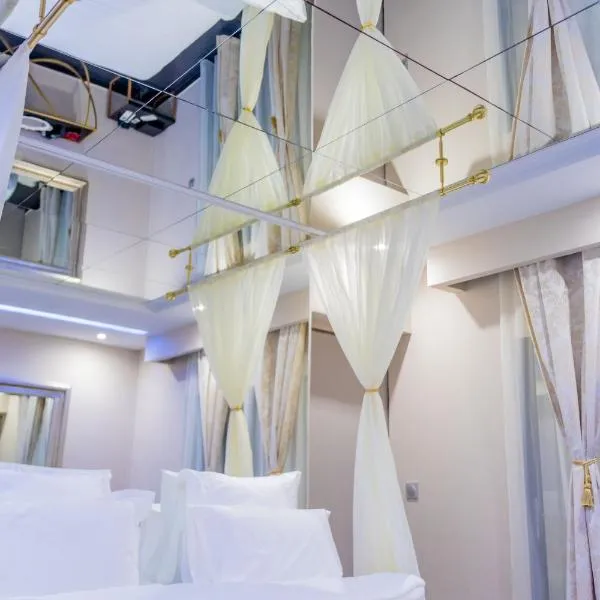 L'interdit Love Room - Miroir au plafond 2x2m，位于卡宴的酒店