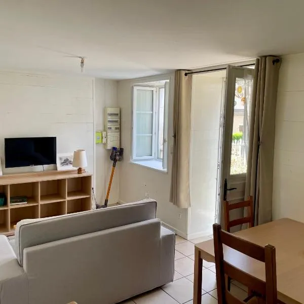 M2 Parking Wifi 1 à 3 pers 1 chambre, 1 lit de 180 ou 2 de 90, 1 canapé 120，位于Imphy的酒店