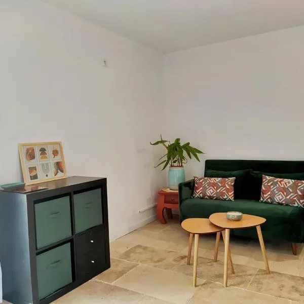 Studio indépendant tout confort，位于Pujaut的酒店